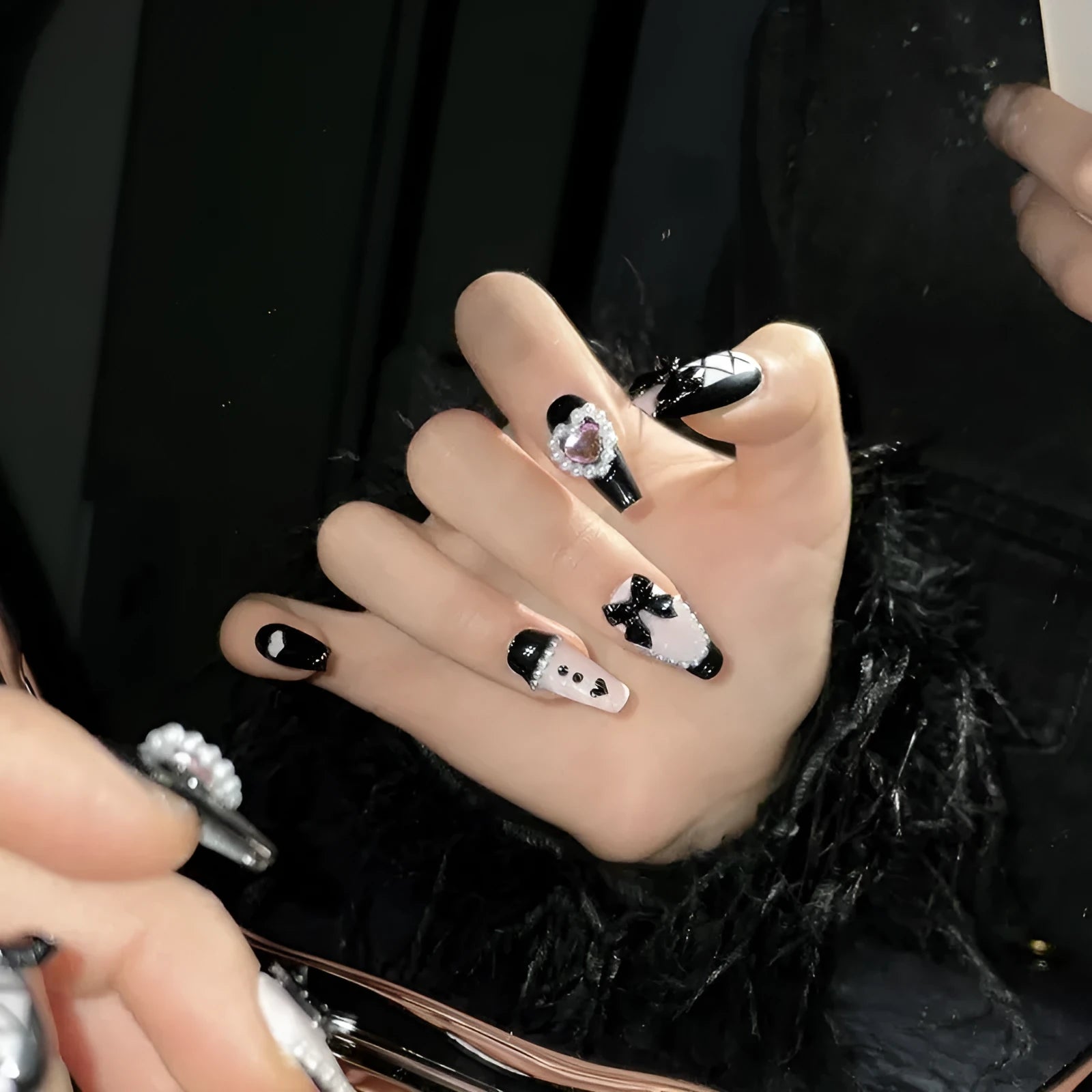 Black peach heart hand-painted detachable manicure set with bow patterns in Cat's Eye style