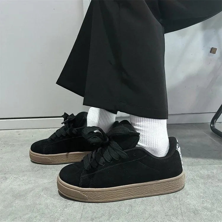 Retro black low-top sneakers with English muffin heel and waterproof platform design