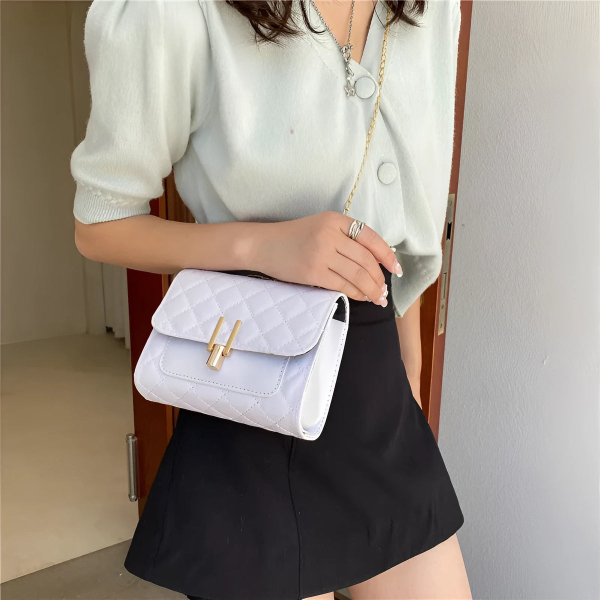 Women's diamond lattice chain crossbody bag in minimalist PU design with adjustable strap