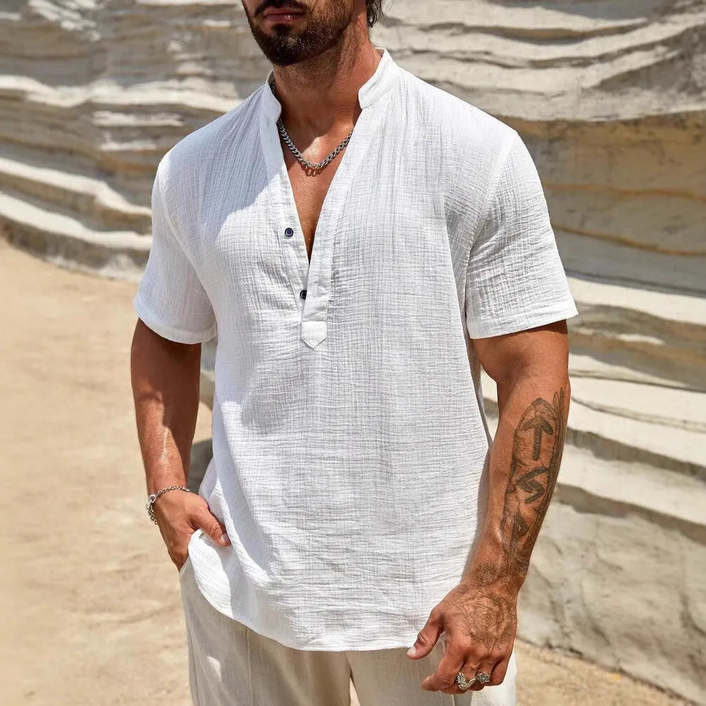 Men's solid colour stand collar short-sleeved shirt in a light fabric for summer.