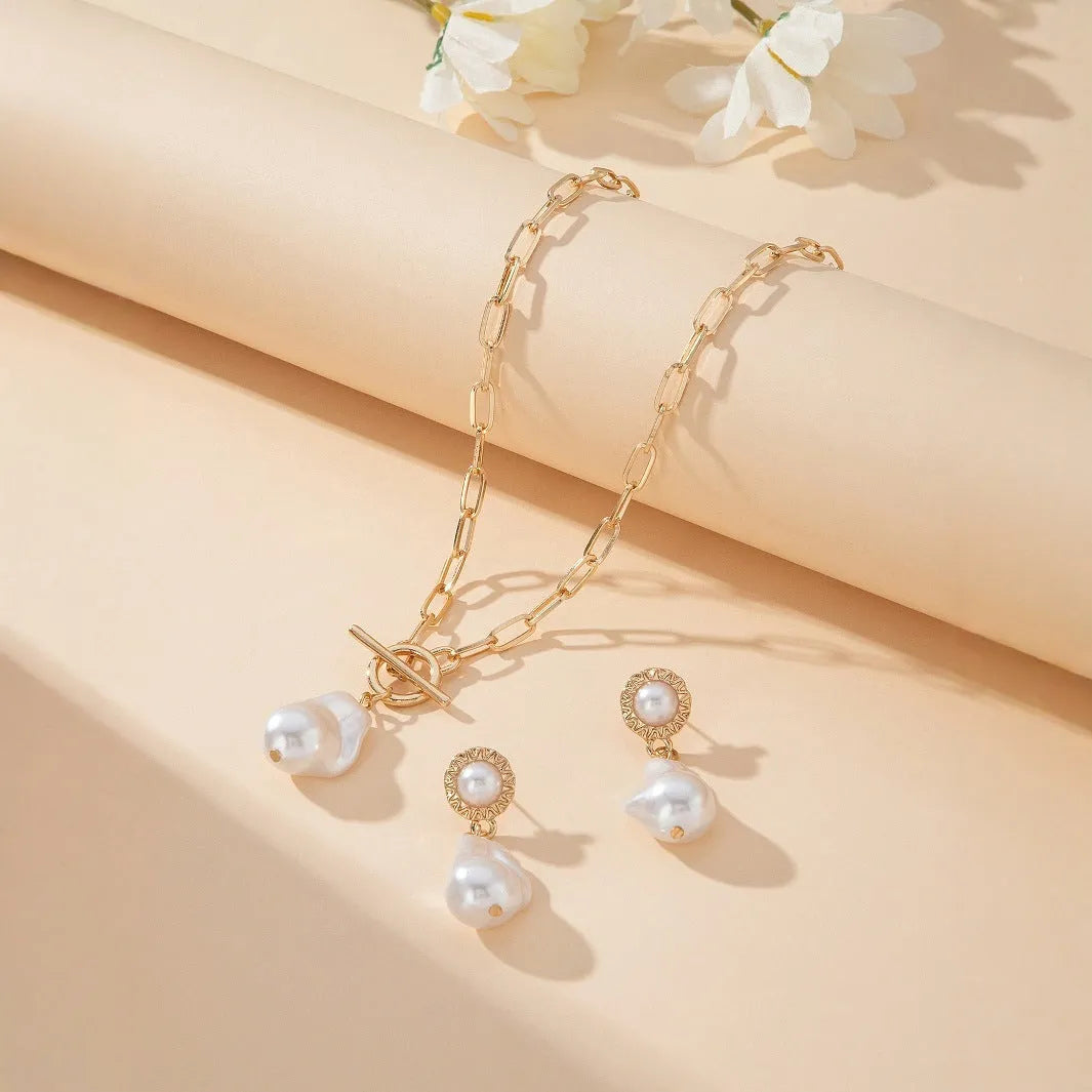 Gold retro baroque pearl pendant necklace and matching ear studs 2-piece jewellery set