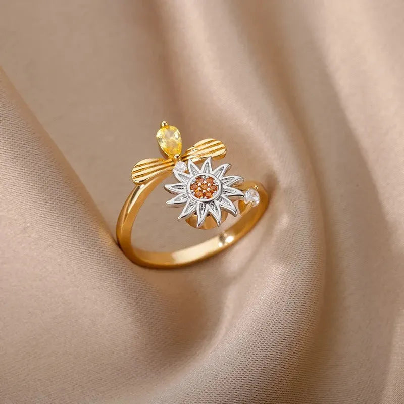 Geometric decompression ring with adjustable opening in gold or platinum colour