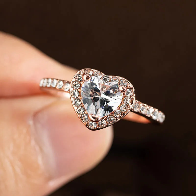 Heart-shaped crystal fashion ring in rose gold or silvery finish on white copper
