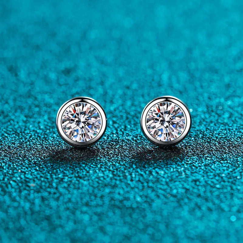 A pair of geometric Pt950 gold-plated 925 silver stud earrings for women with a moissanite centre stone.