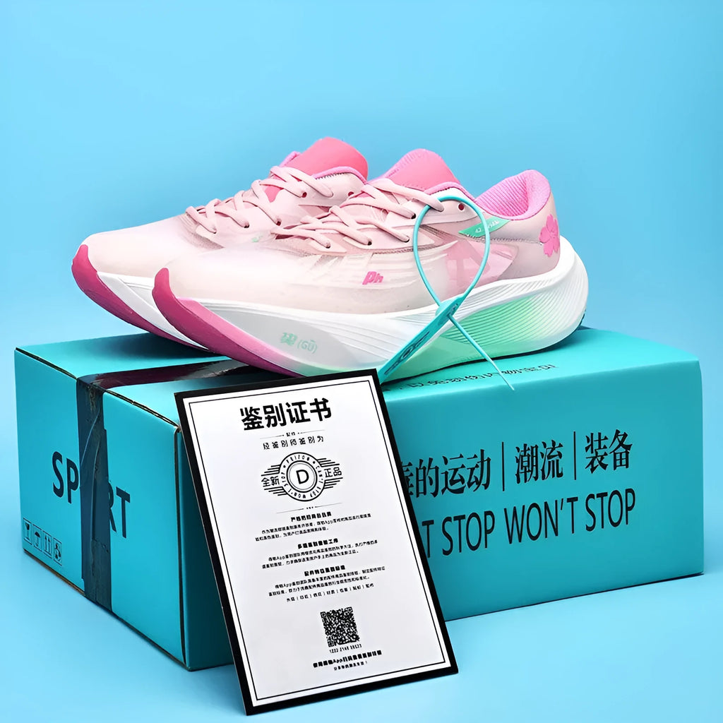 Low-top racing sneakers with carbon plate, colour options Glacier, pink green, red blue, yellow on a natural rubber sole.
