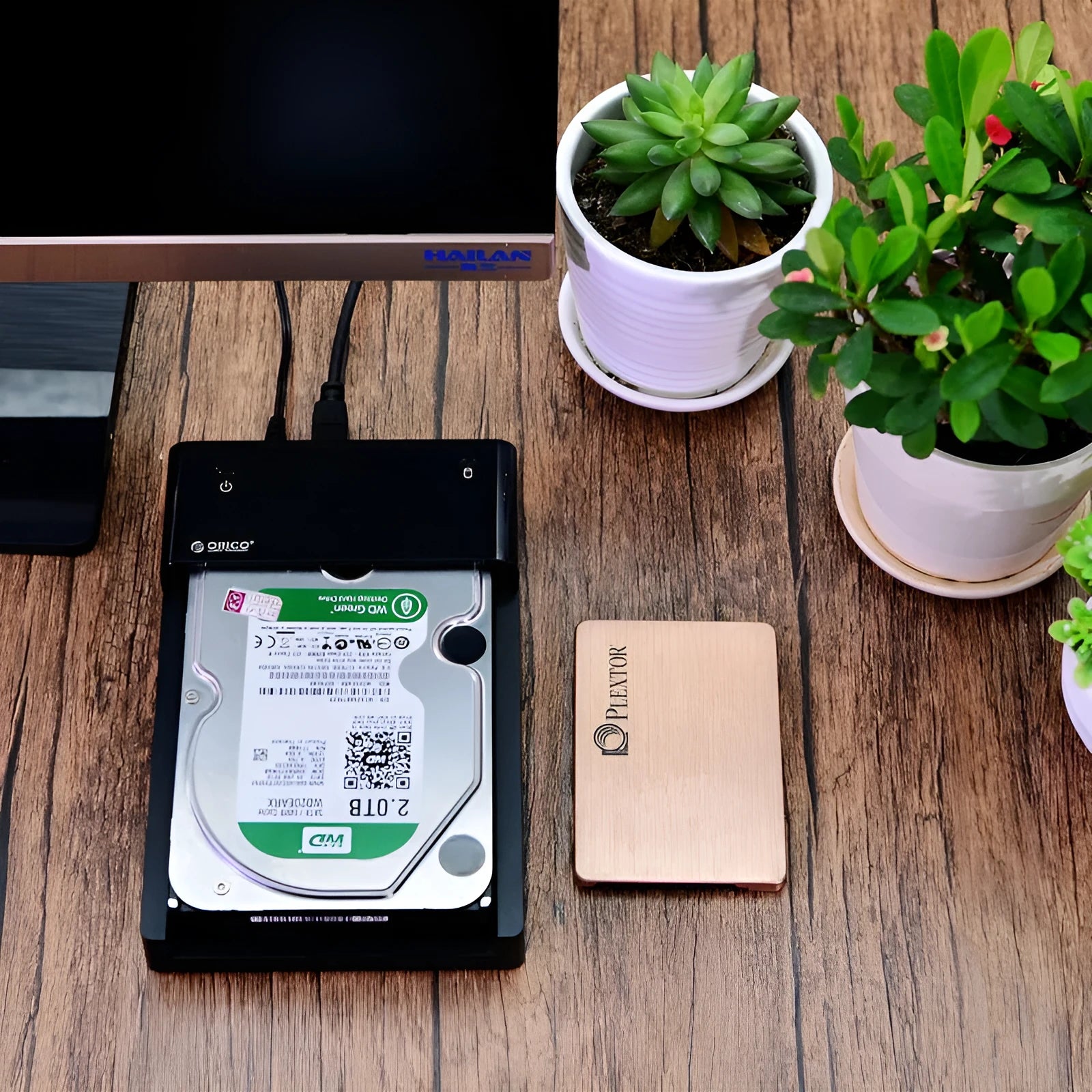 Black plastic hard disk box for 2.5 and 3.5 inch SATA drives with included data cable