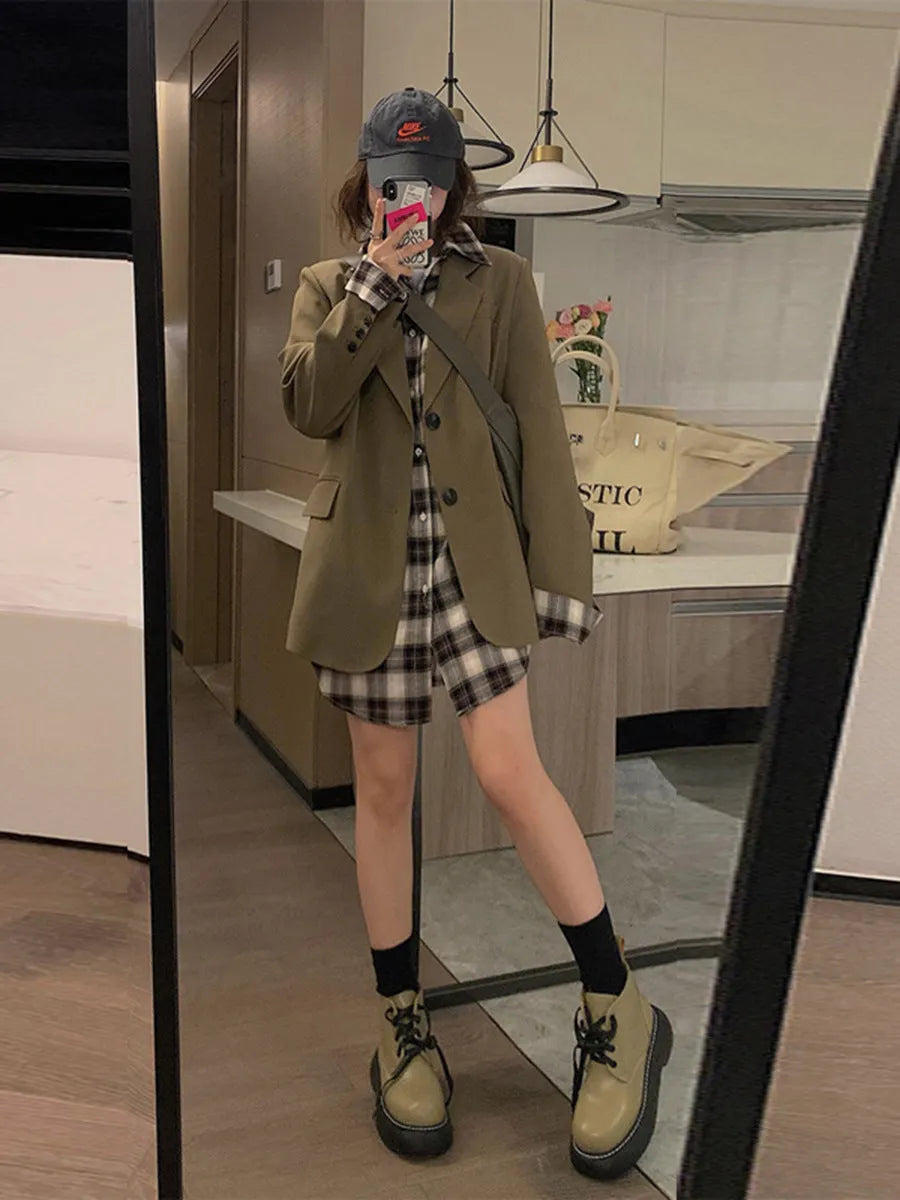 Korean style small suit jacket in polyester fabric with long sleeves and multiple pockets