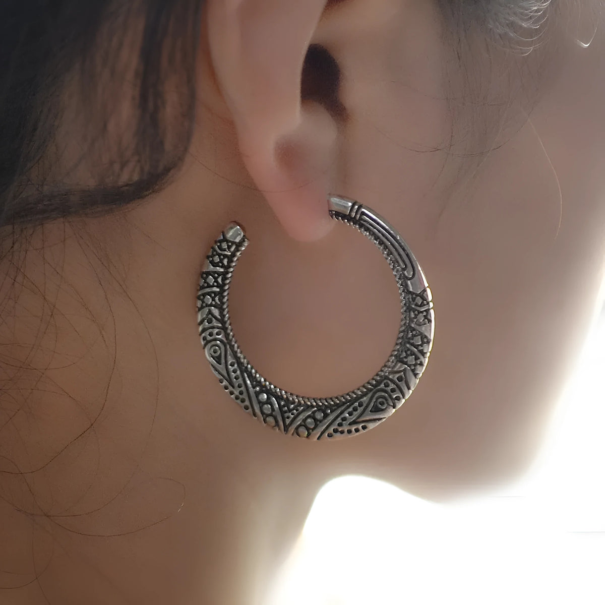 Vintage engraving C-shaped alloy earrings in bronze and silver finish options