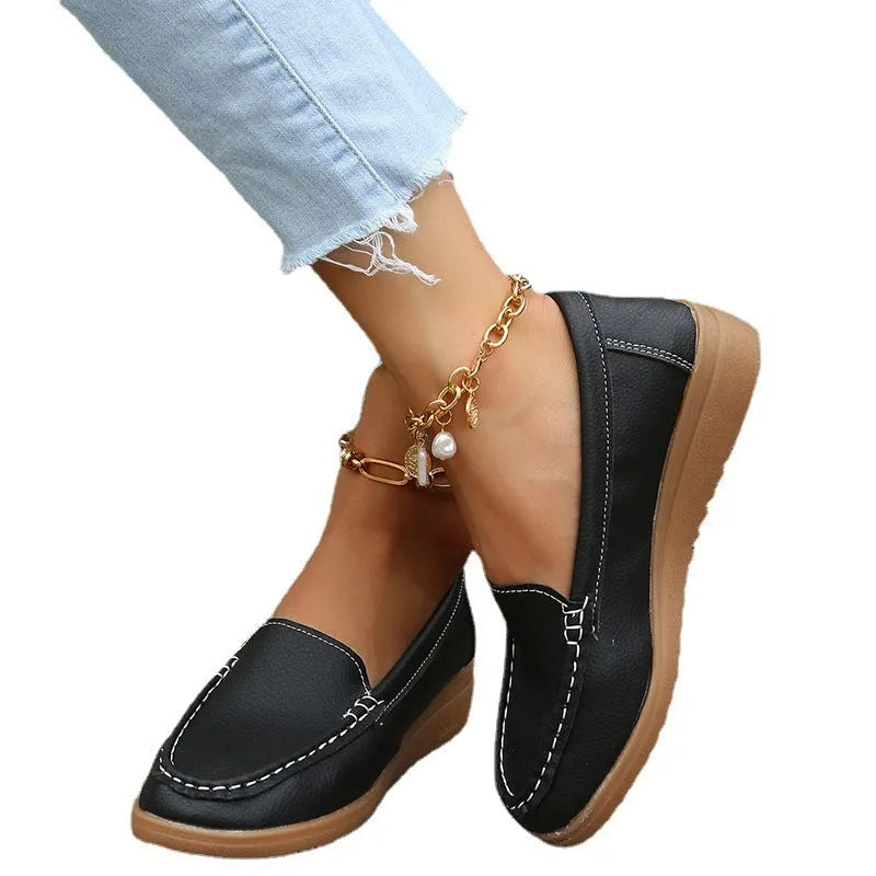 Women's flat loafer shoe in PU leather with round toe and rubber sole