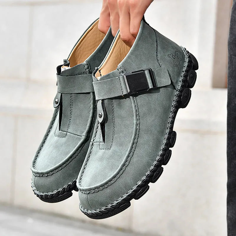 Men's black handmade stitching slip-on lazy shoes with a flat heel and low tube sock collar.