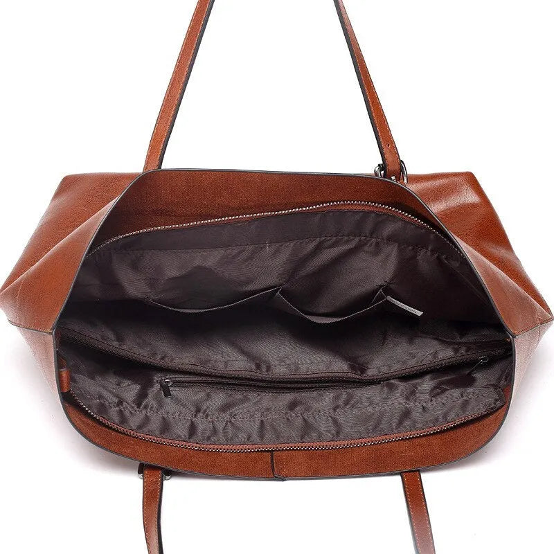 Casual leather crossbody handbag in wax cowhide with two compartments and phone pocket