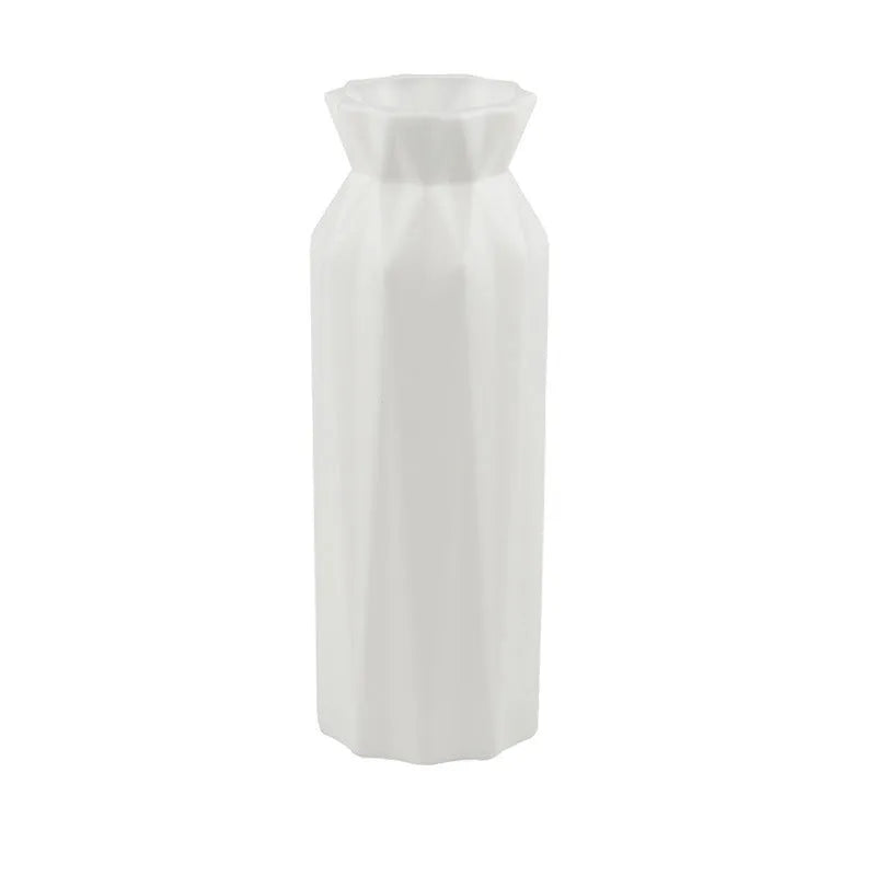 A drop-resistant melamine vase in grey plastic with a 7.2cm wide base.