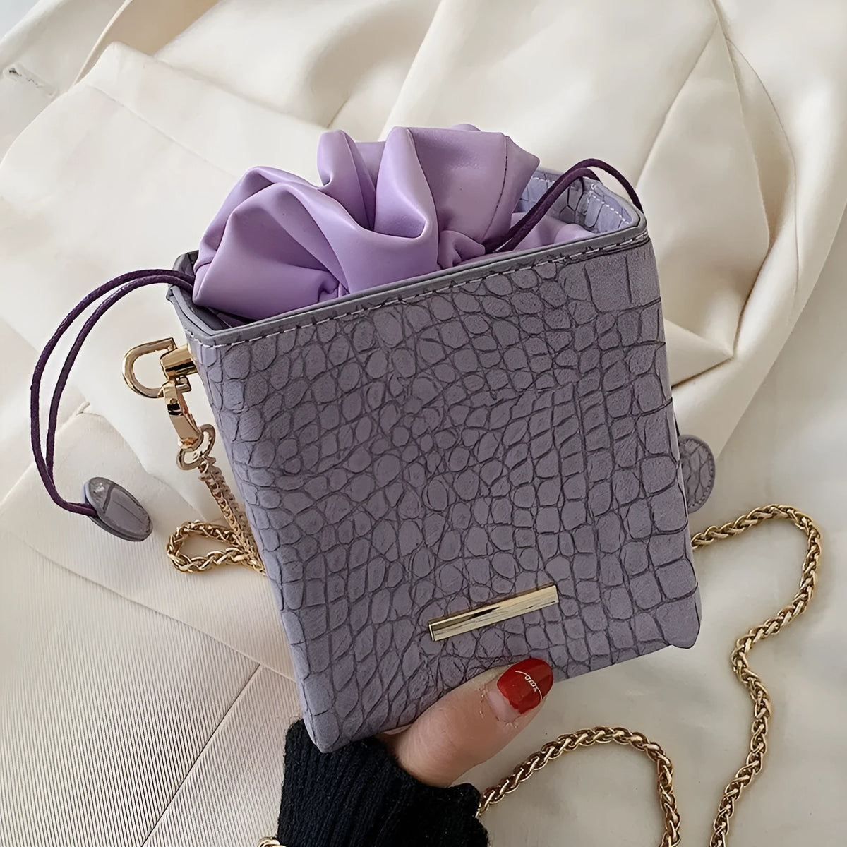 Small Korean-style women's messenger bag with chain strap in bucket shape