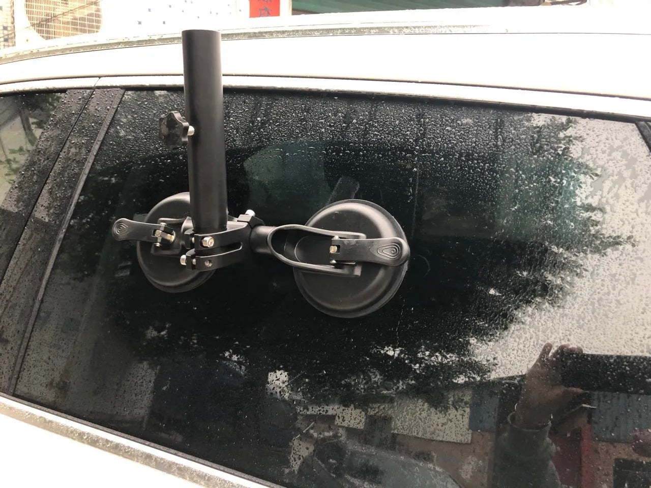 Black car sucker base flagpole mount with round rubber disc for vehicle glass