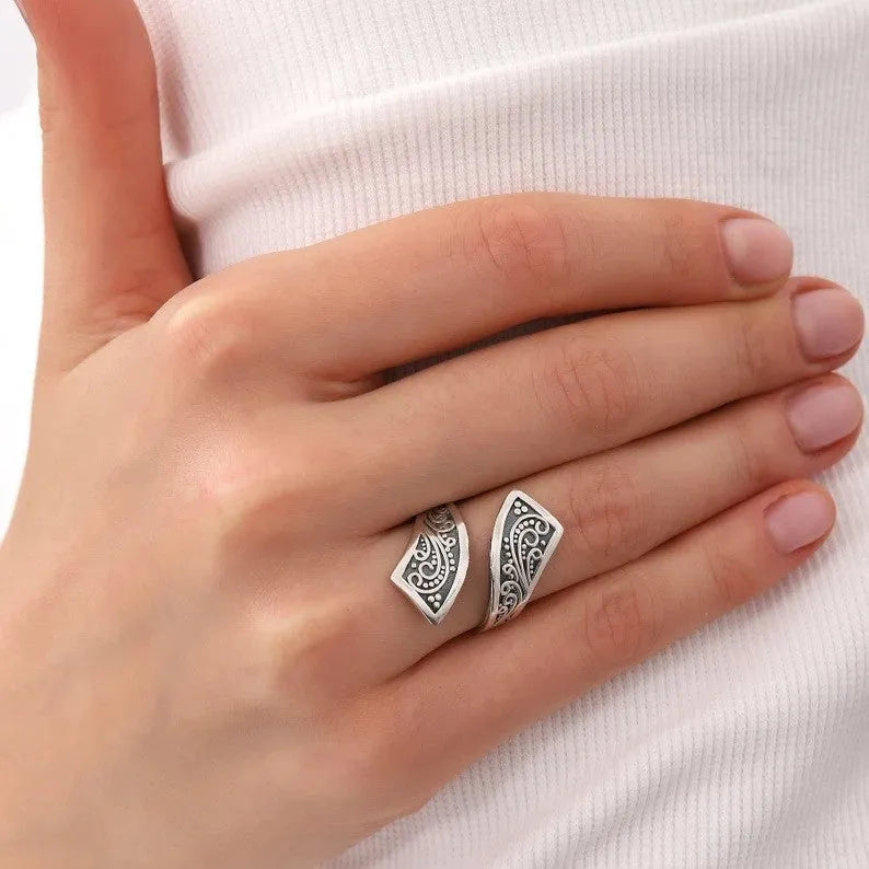 Silver adjustable women's ring with retro minimalist design on alloy base