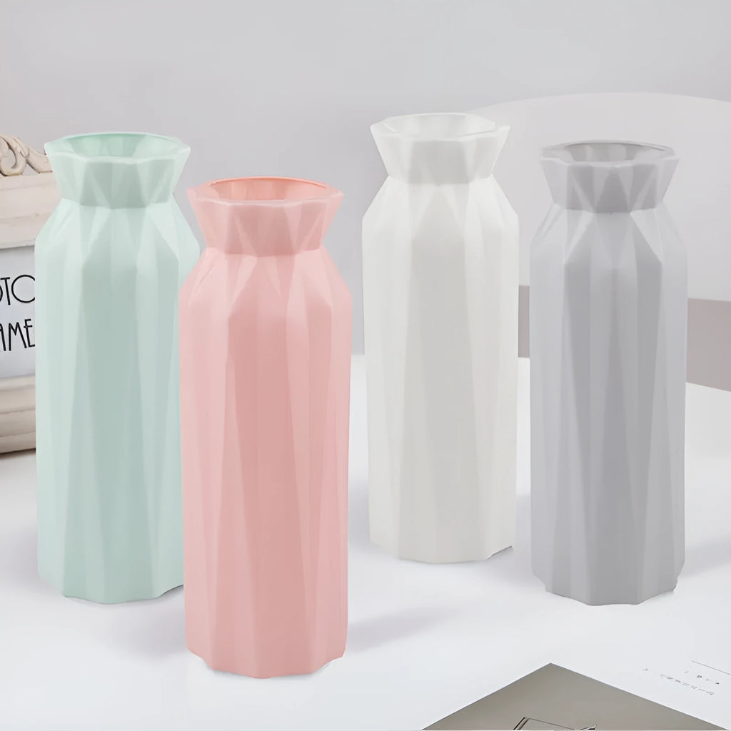 A drop-resistant melamine vase in grey plastic with a 7.2cm wide base.