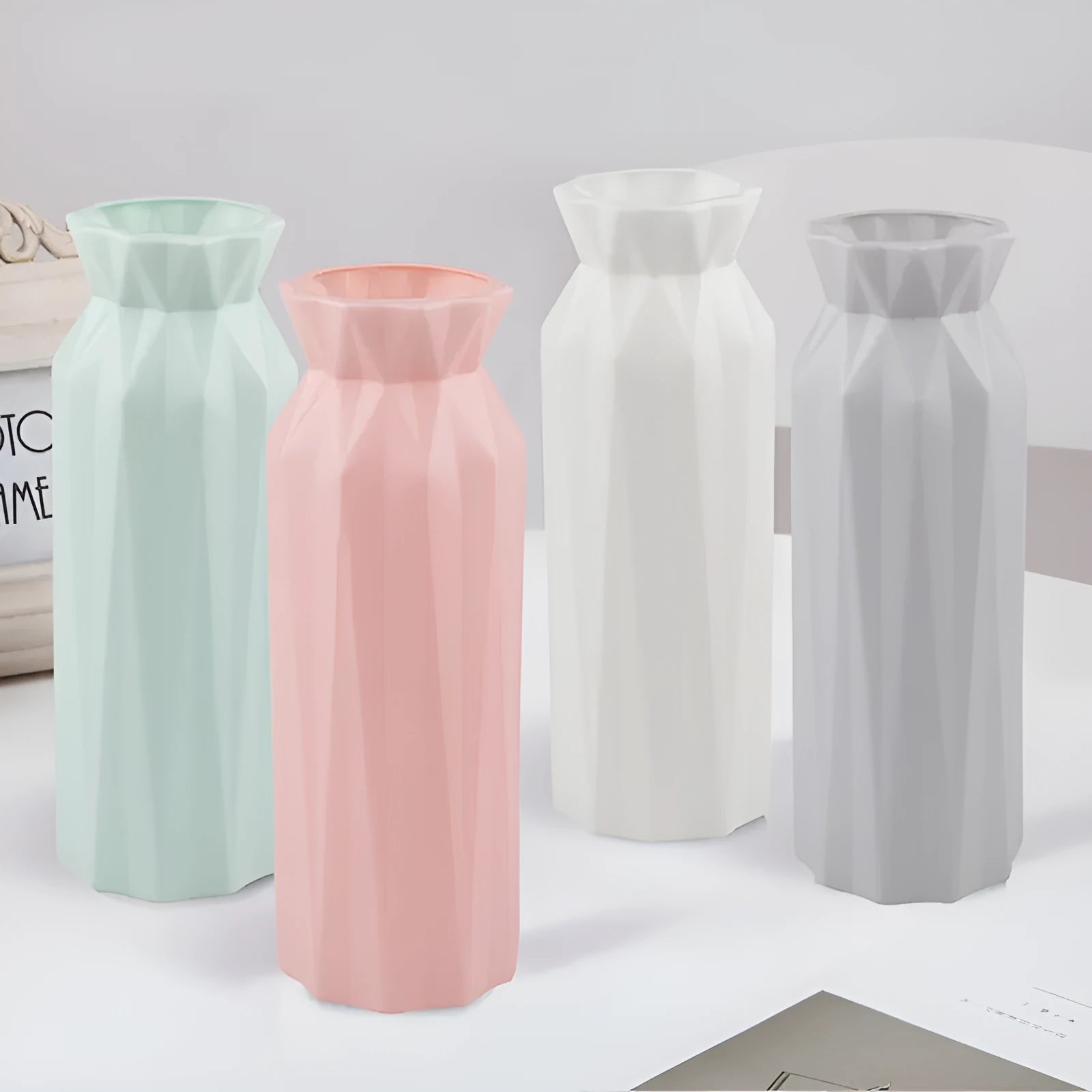 A drop-resistant melamine vase in grey plastic with a 7.2cm wide base.