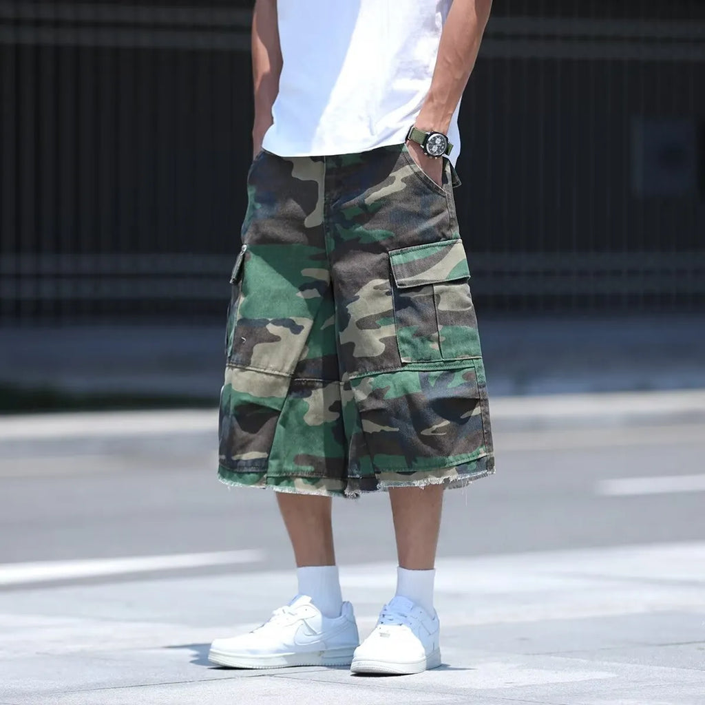 Men's camouflage work shorts in loose fit cropped design with cotton-polyester fabric