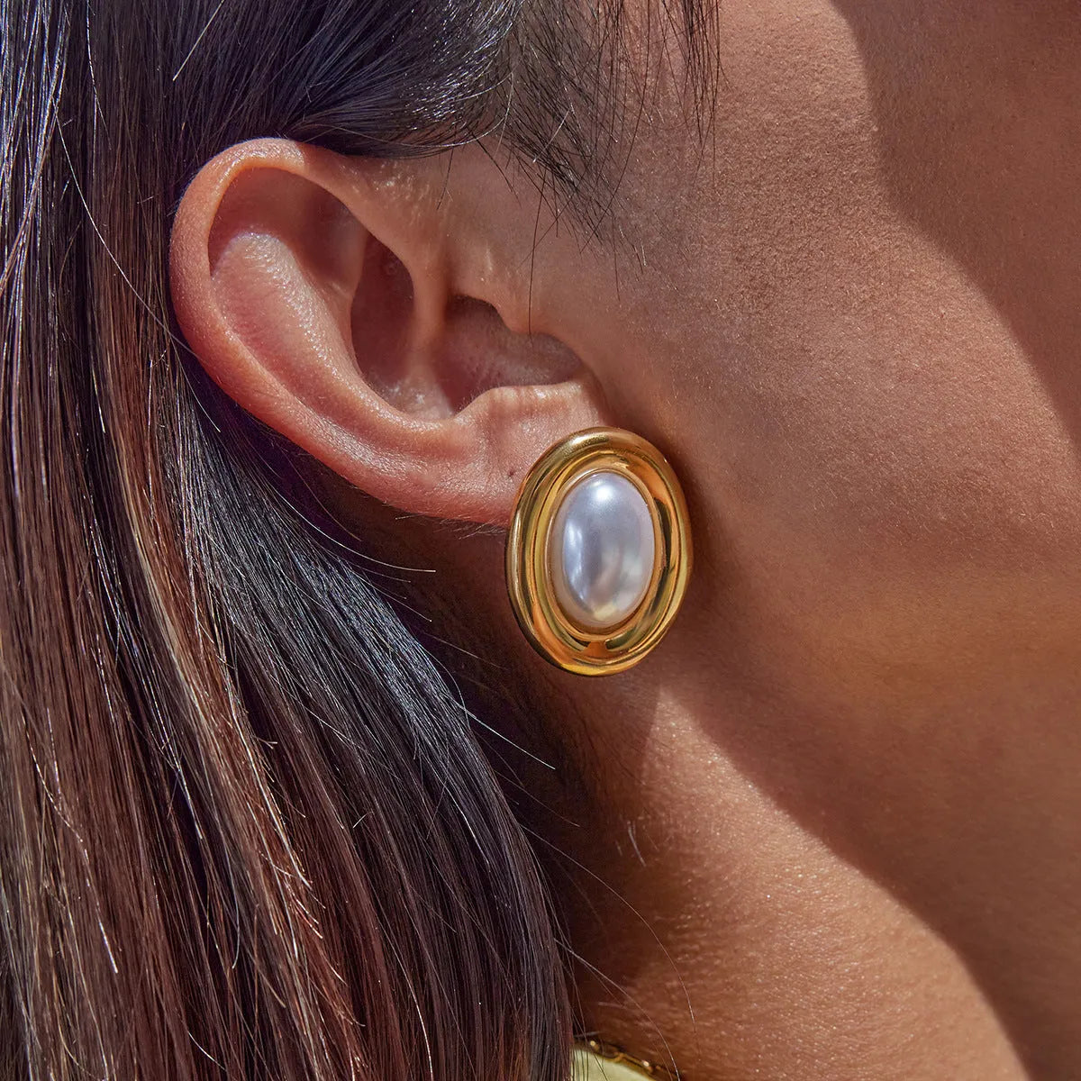 A pair of stainless steel vintage pearl stud earrings with an electroplated silver-coloured finish.