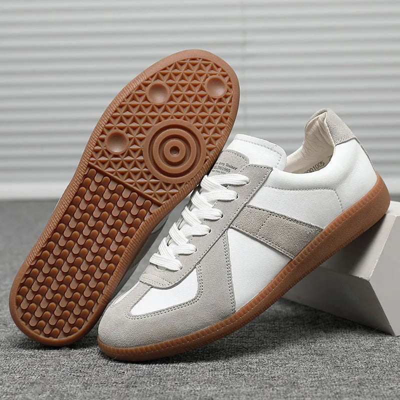 Japanese-style retro unisex white low-top sneakers with round toe and flat rubber sole.