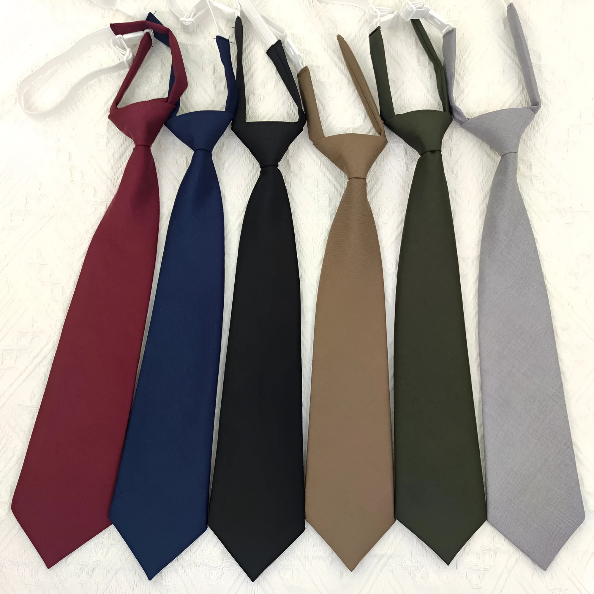 Solid colour men's cotton bow tie in arrow style on a 35cm by 7cm measurement background.