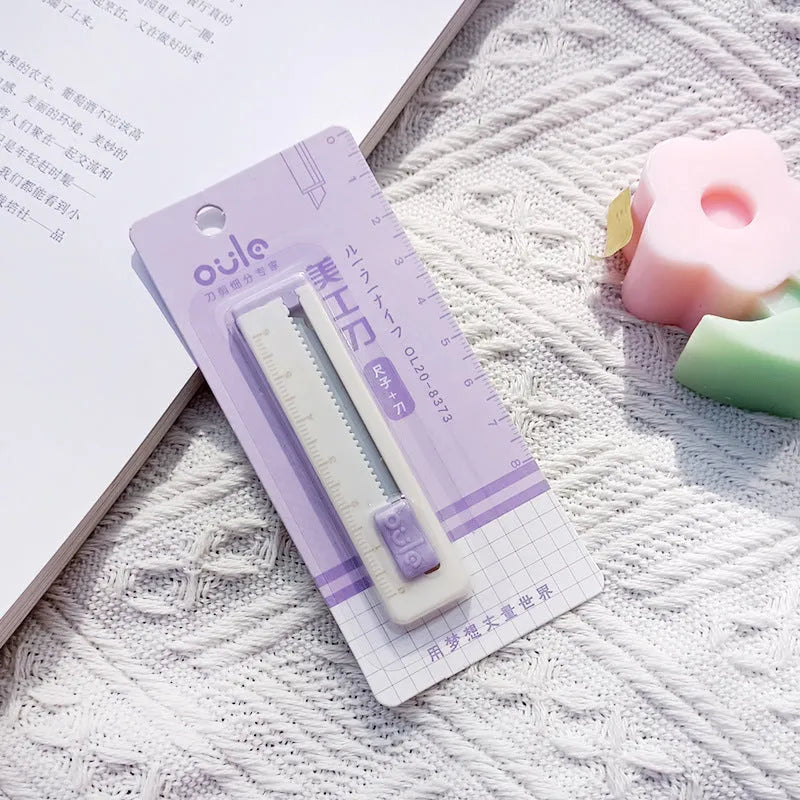 Small art knife measuring 7.2cm with plastic blade in one of five colours: pink, blue, purple, khaki, or orange