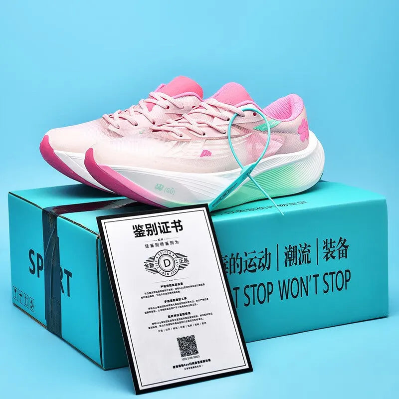 Low-top racing sneakers with carbon plate, colour options Glacier, pink green, red blue, yellow on a natural rubber sole.