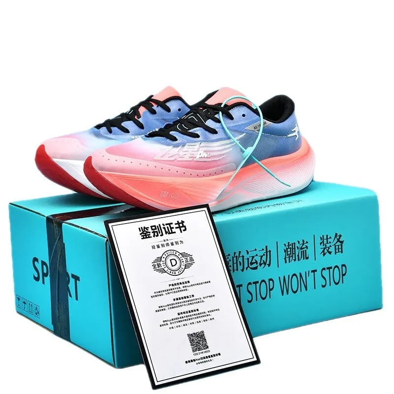 Low-top racing sneakers with carbon plate, colour options Glacier, pink green, red blue, yellow on a natural rubber sole.