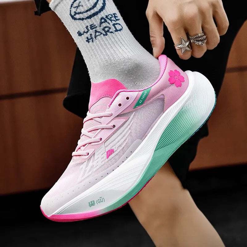 Low-top racing sneakers with carbon plate, colour options Glacier, pink green, red blue, yellow on a natural rubber sole.