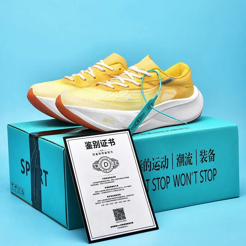 Low-top racing sneakers with carbon plate, colour options Glacier, pink green, red blue, yellow on a natural rubber sole.