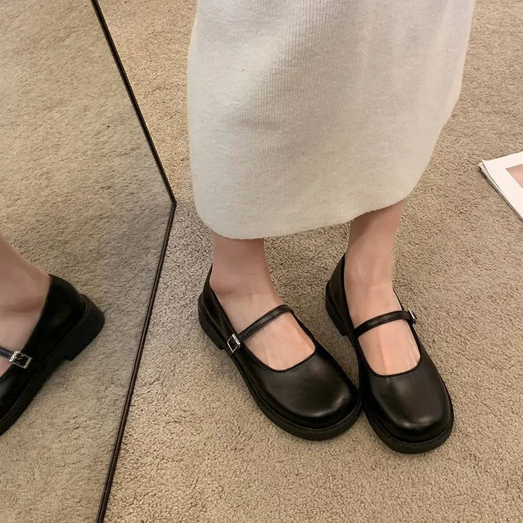 Women's solid colour French vintage style leather flats with a flat heel and round toe.