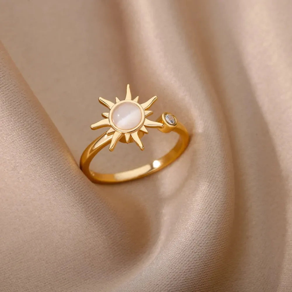 Geometric decompression ring with adjustable opening in gold or platinum colour