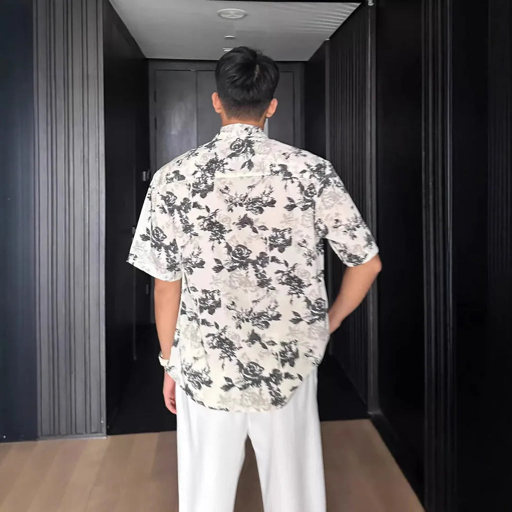 Loose-fitting printed casual shirt with floral pattern and short sleeves in black or white