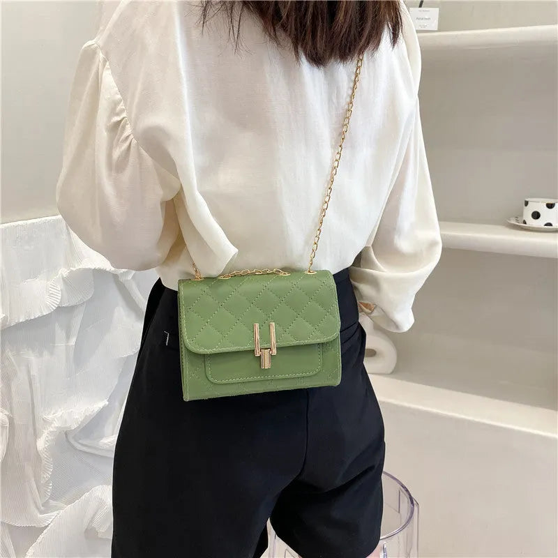 Women's diamond lattice chain crossbody bag in minimalist PU design with adjustable strap
