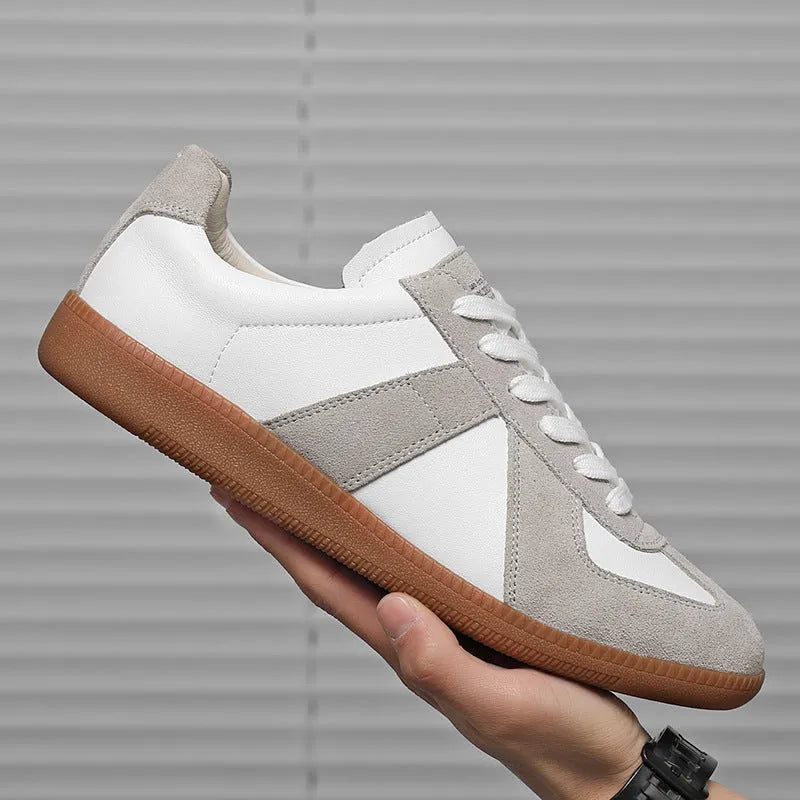 Japanese-style retro unisex white low-top sneakers with round toe and flat rubber sole.