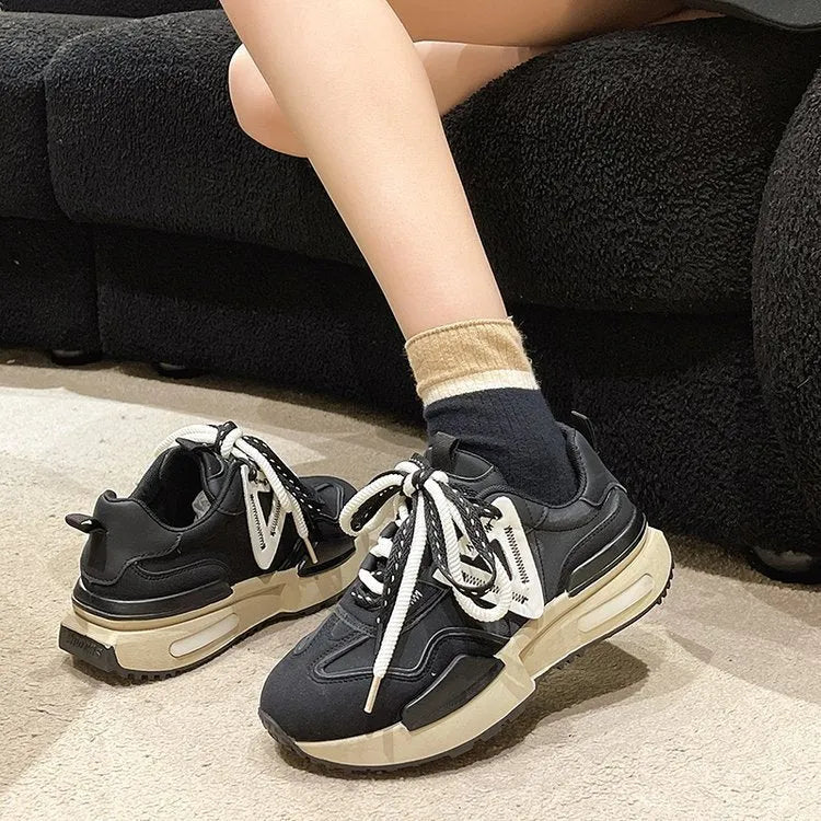 Women's retro platform sports shoes in black or khaki red with round toe and lace-up front.