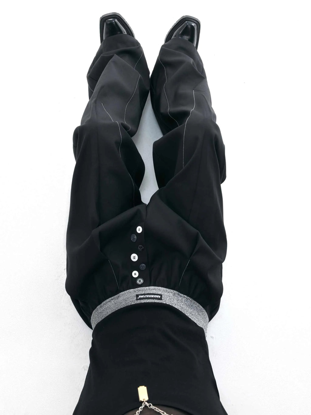 Straight-leg casual trousers with drooping waistline and button-open line design in grey