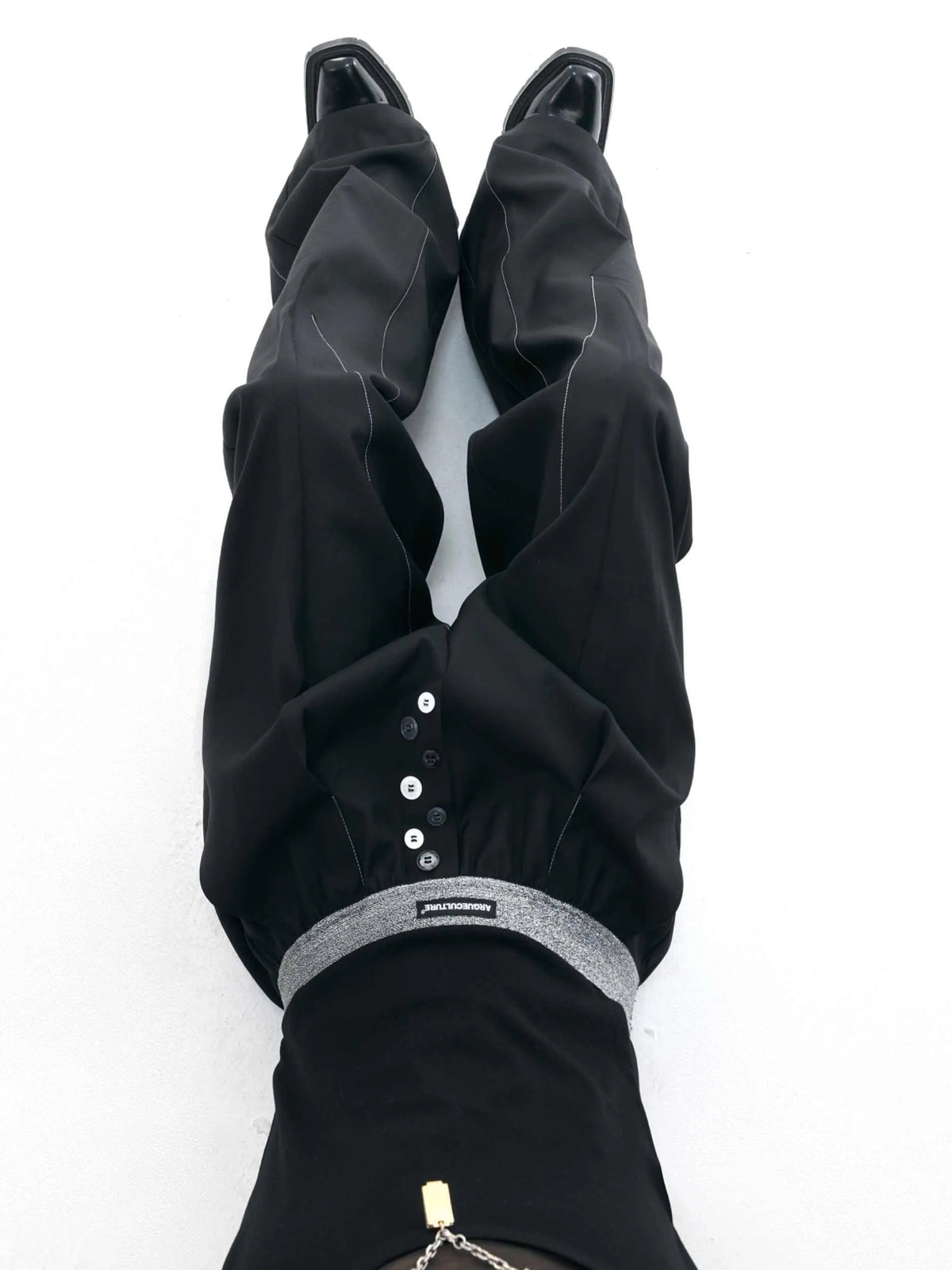 Straight-leg casual trousers with drooping waistline and button-open line design in grey