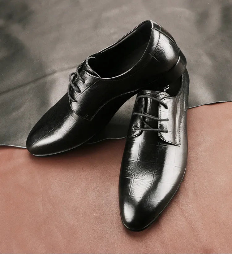 Men's black cowhide leather derby shoes with pointed toe and rubber sole for business wear