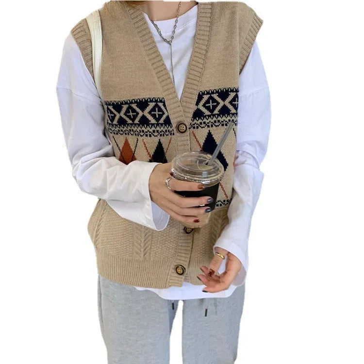 Loose sleeveless cardigan top with diamond plaid pattern in khaki colour.