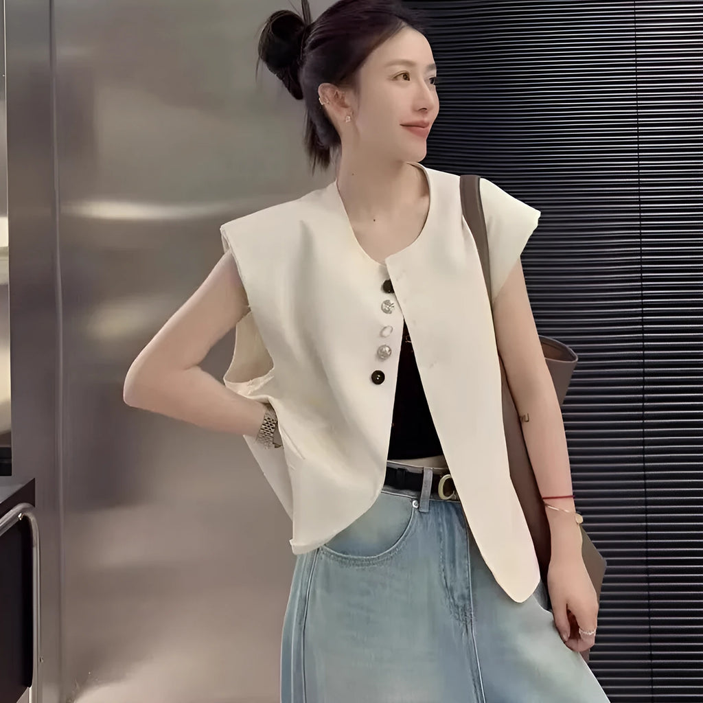 Women's solid colour polyester vest with pockets in loose fit and short 40cm length.