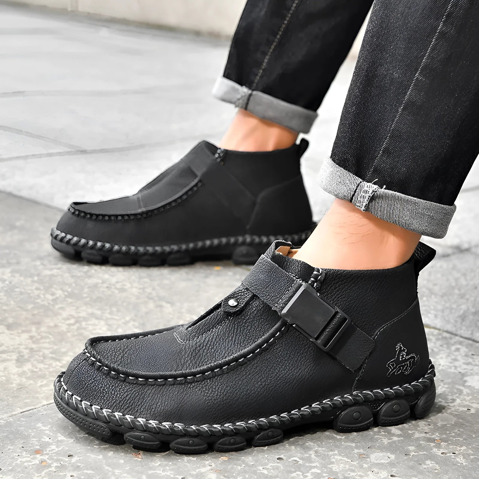 Men's black handmade stitching slip-on lazy shoes with a flat heel and low tube sock collar.