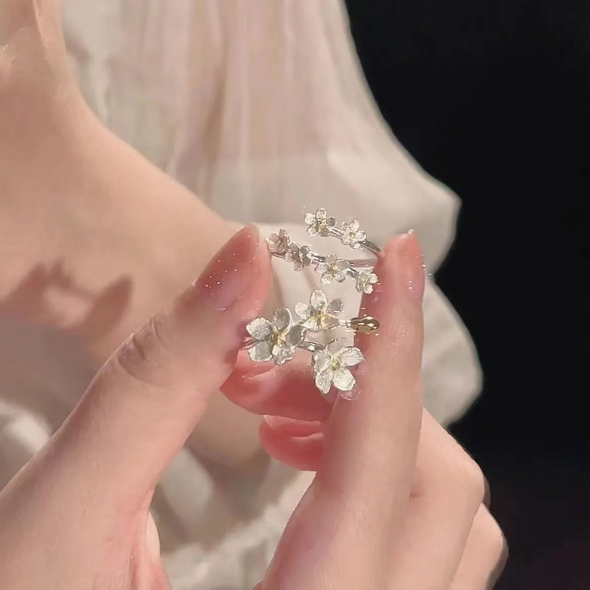Adjustable open mouth jasmine flower ring in zinc alloy with electroplated finish