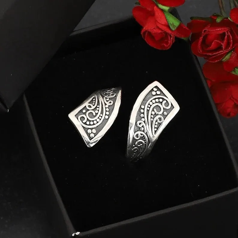 Silver adjustable women's ring with retro minimalist design on alloy base