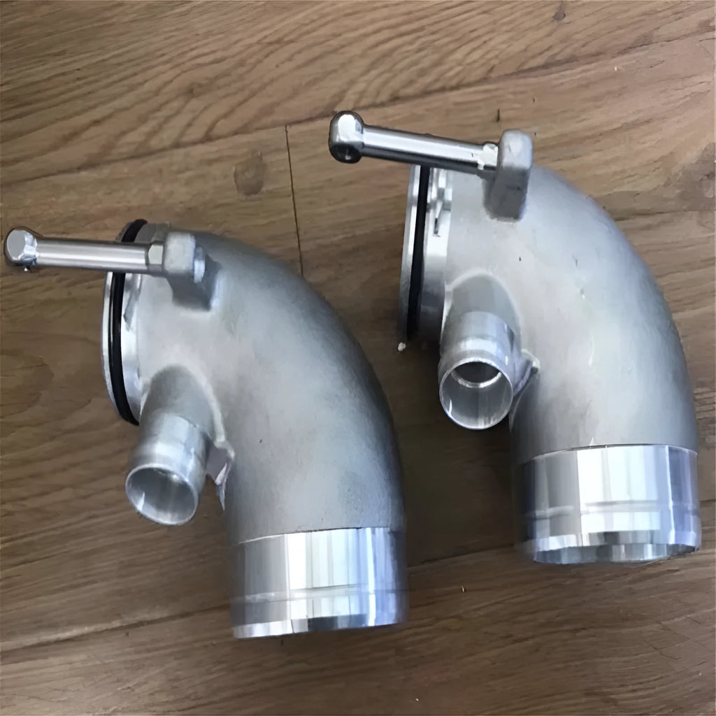 Aluminium turbocharger 90-degree elbow connector for lateral engine positioning
