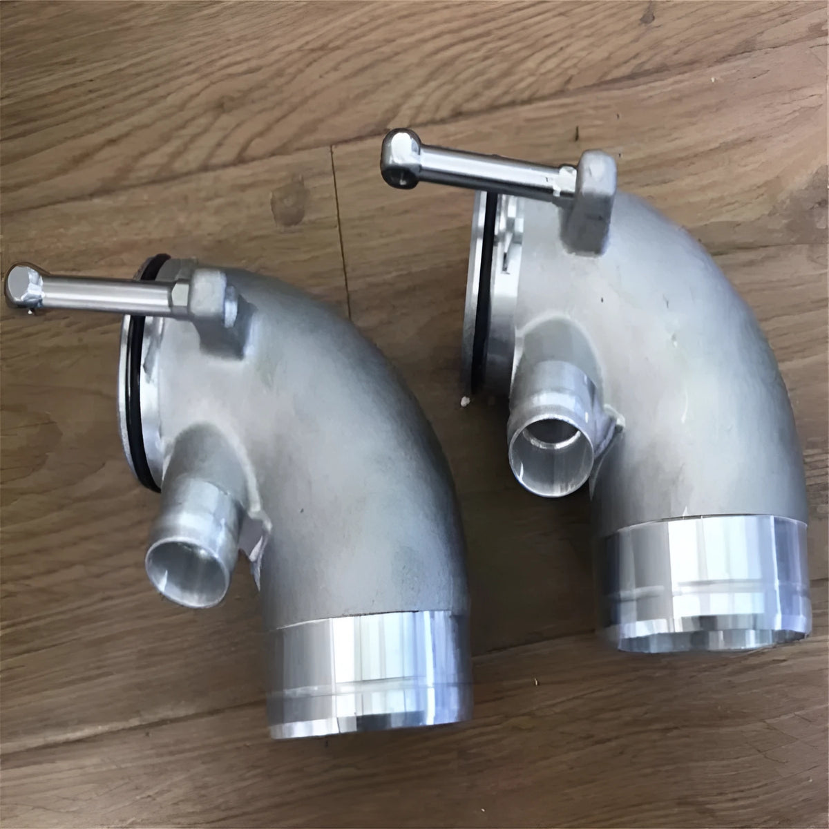 Aluminium turbocharger 90-degree elbow connector for lateral engine positioning