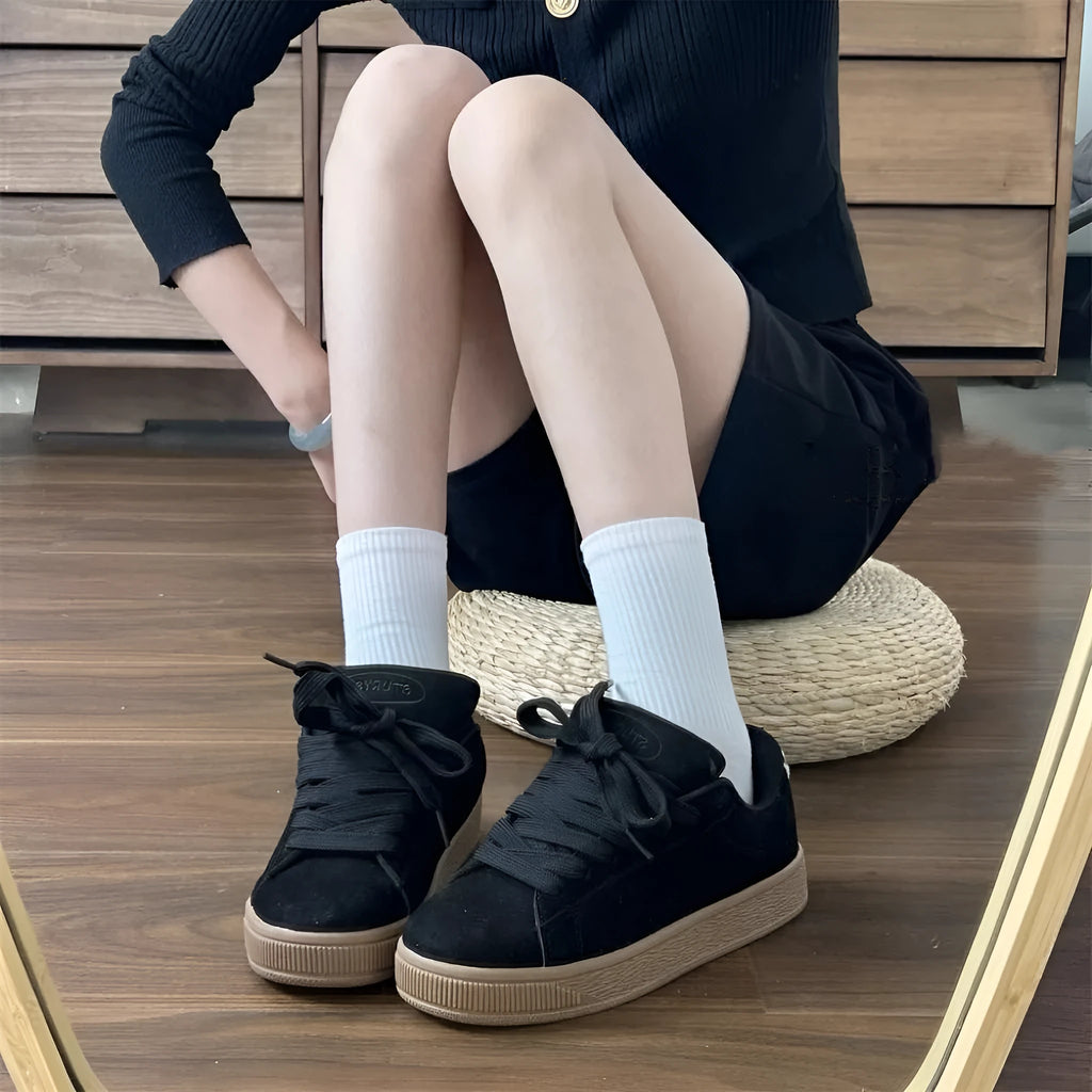 Retro black low-top sneakers with English muffin heel and waterproof platform design