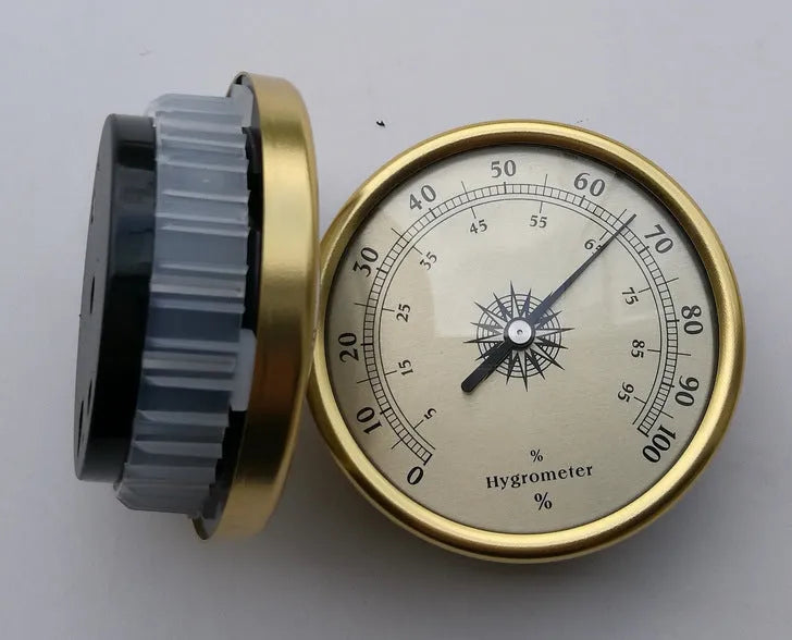 Analog thermometer and hygrometer with aluminum outer ring and 72mm dial for home use