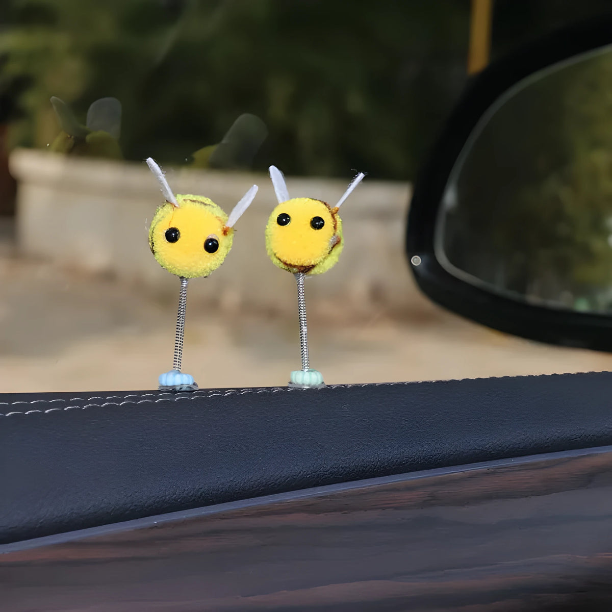 Small plush swing spring bee car decoration ornament on a 3cm scale grid.