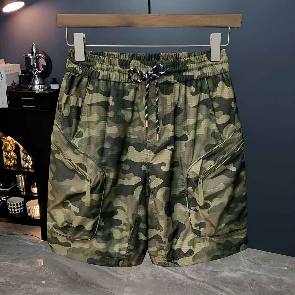 Men's camouflage cargo shorts in cotton blend fabric with cargo pockets and loose fit